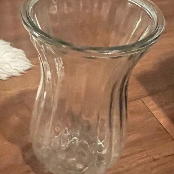 NEW Large Glass Vase - Glass - Holds a LARGE Bouquet of Flowers - Picture 3 of 4